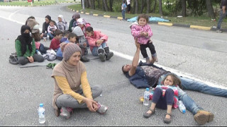 Kreikan ja Makedonian rajan avaamista vaativat turvapaikanhakijat tukkivat mielenosoituksessaan maantien 2. huhtikuuta Idomenin leirin lähistöllä Pohjois-Kreikassa.