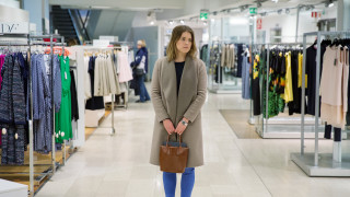 26-vuotias helsinkiläinen Saana Markko työskentelee päivisin sihteerinä ja opiskelee illat liiketaloutta. Rahankäyttäjänä hän on harkitseva: ruokaostokset hän hoitaa kerran viikossa ostoslistan kanssa ja säästää kuukausittain pahan päivän varalle. Pakollisten kulujen jälkeen eniten rahaa kuluu vaatteisiin.