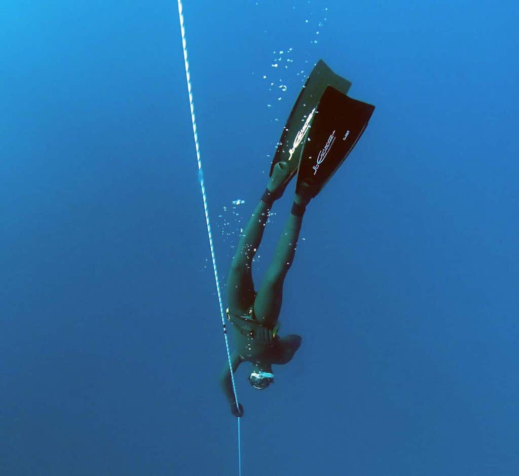 diver grabbing a lifeline under water