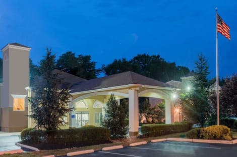 Days Inn & Suites By Wyndham Cherry Hill - Philadelphia Hotel