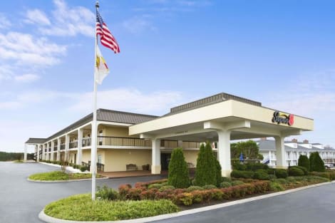 Super 8 by Wyndham Calhoun Hotel