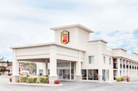 Super 8 By Wyndham Dalton Hotel