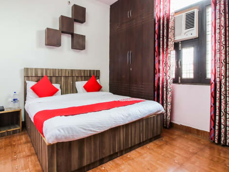 OYO 24075 Galaxy Guest House Hotel