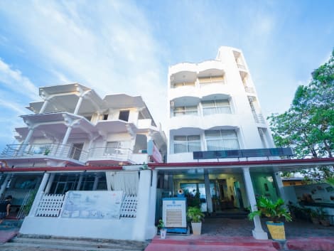 OYO 345 Trinnco Topaz Hotel