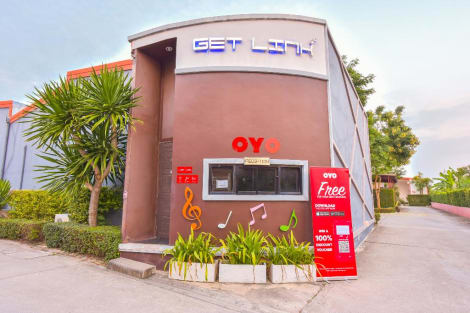 OYO 446 Get Link Hip Hotel