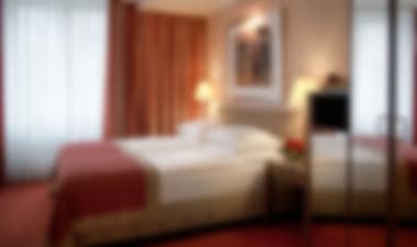Hotel moderno con habitaciones amplias y luminosas cerca de la estación principal