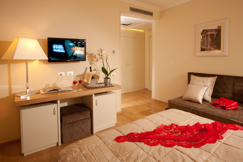 Brindisi - Ciampino - Hotel Piccolo Borgo 
Brindisi - Ciampino - Hotel Piccolo Borgo