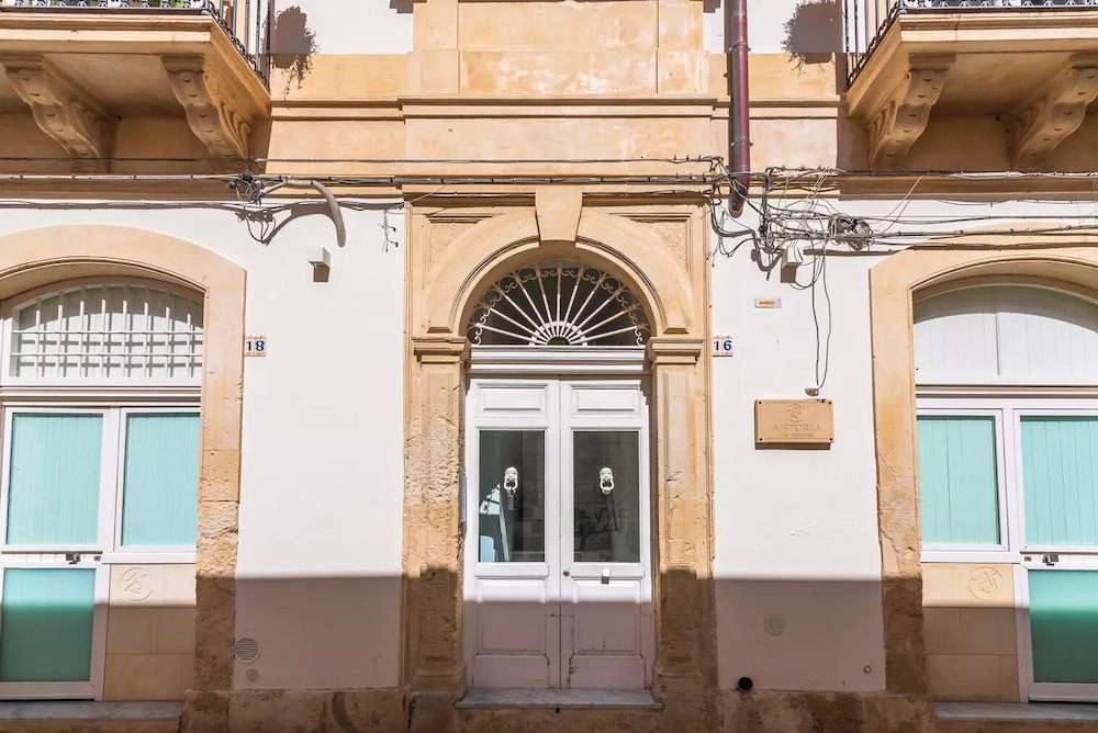 Trieste - Sicilia Est - Catania, Taormina, Siracusa, Noto, Mare Italia - A'Storia
Trieste - Sicilia Est - Catania, Taormina, Siracusa, Noto, Mare Italia - A'Storia
