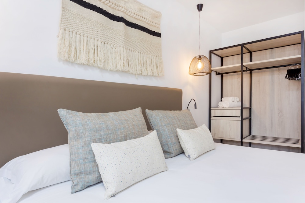 Milano - San Antonio de Portmany, Ibiza - Hotel Sa Clau by Mambo
Milano - San Antonio de Portmany, Ibiza - Hotel Sa Clau by Mambo