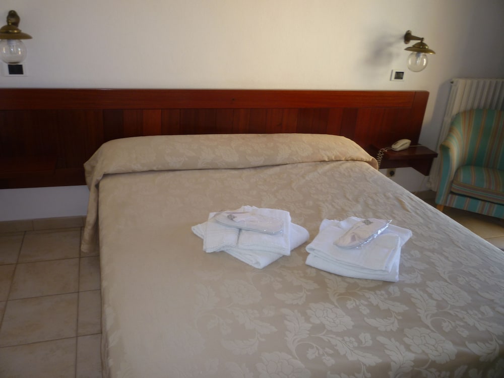 Pisa - Sardegna Est - Olbia, Costa Smeralda, San Teodoro, Mare Italia - Hotel L'Ancora
Pisa - Sardegna Est - Olbia, Costa Smeralda, San Teodoro, Mare Italia - Hotel L'Ancora