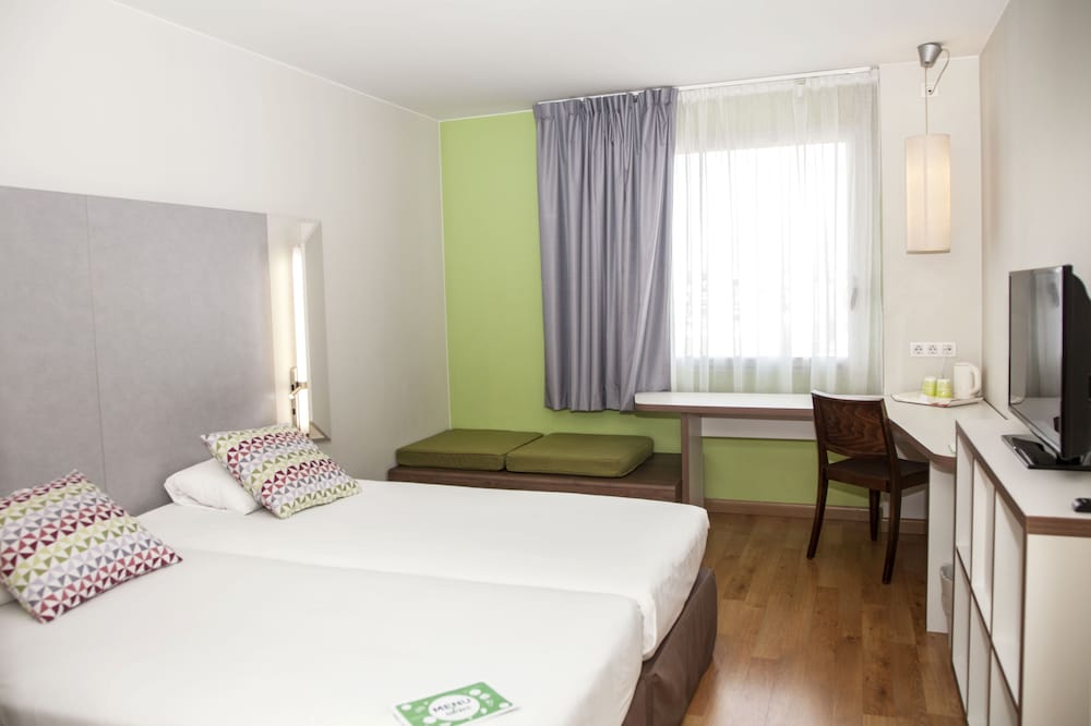 Alghero - Aeroporto di Barcellona - El Prat de Llobregat - Travelodge BCN Cornella Fira
Alghero - Aeroporto di Barcellona - El Prat de Llobregat - Travelodge BCN Cornella Fira
