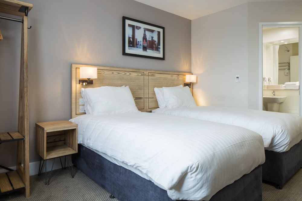 Bari - Glasgow - The Raven’s Cliff Lodge by Marston's Inns