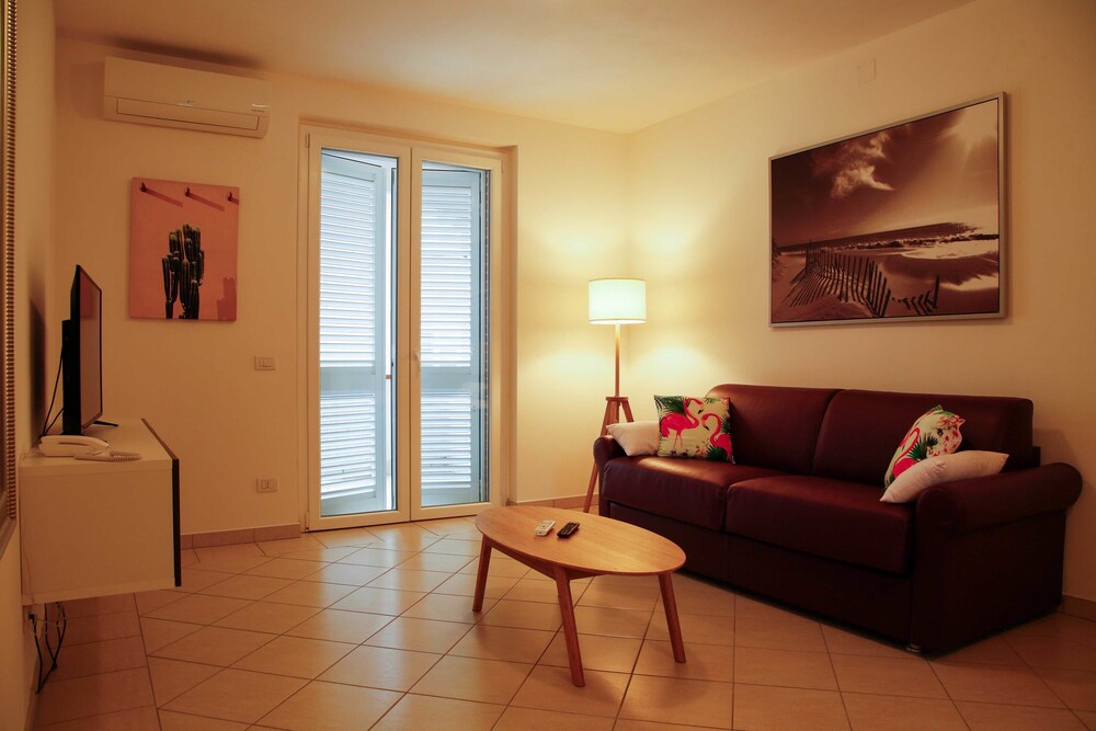 Milano - Versilia e Costa Toscana, Mare Italia - I Cinque Pini 
Milano - Versilia e Costa Toscana, Mare Italia - I Cinque Pini