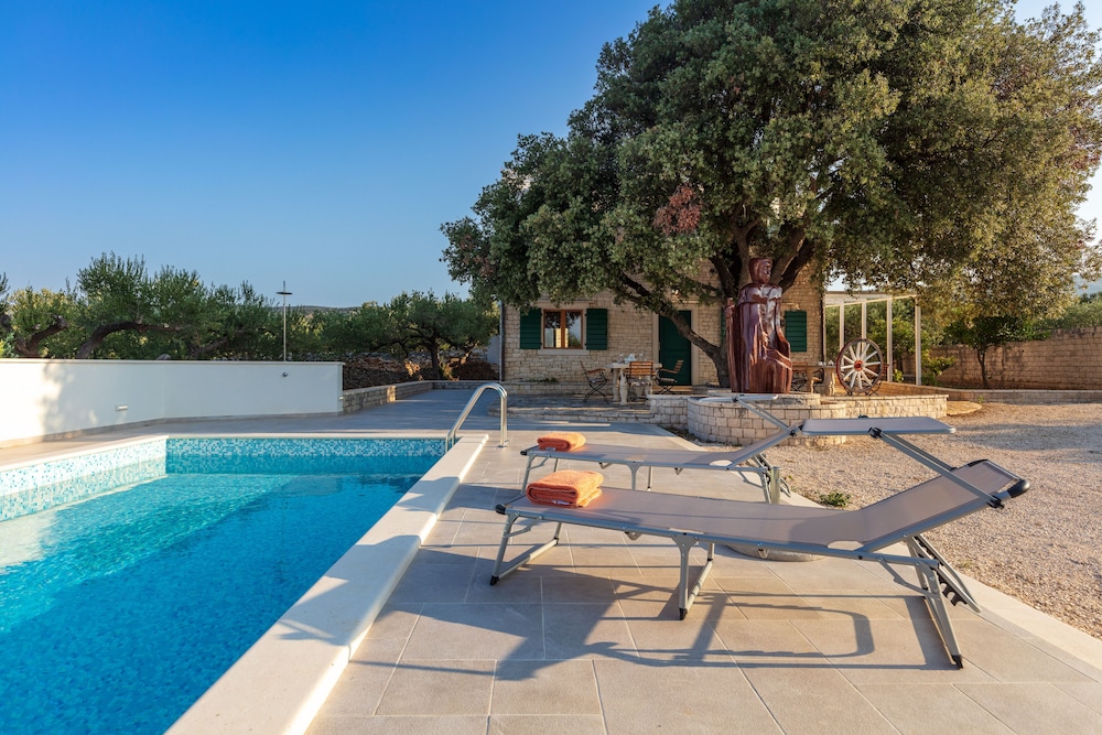 Milano - Splitska, Brazza - Villa Dubrava Tranquil Retreat Nestled in an Olive Grove for Serene Escapes
Milano - Splitska, Brazza - Villa Dubrava Tranquil Retreat Nestled in an Olive Grove for Serene Escapes