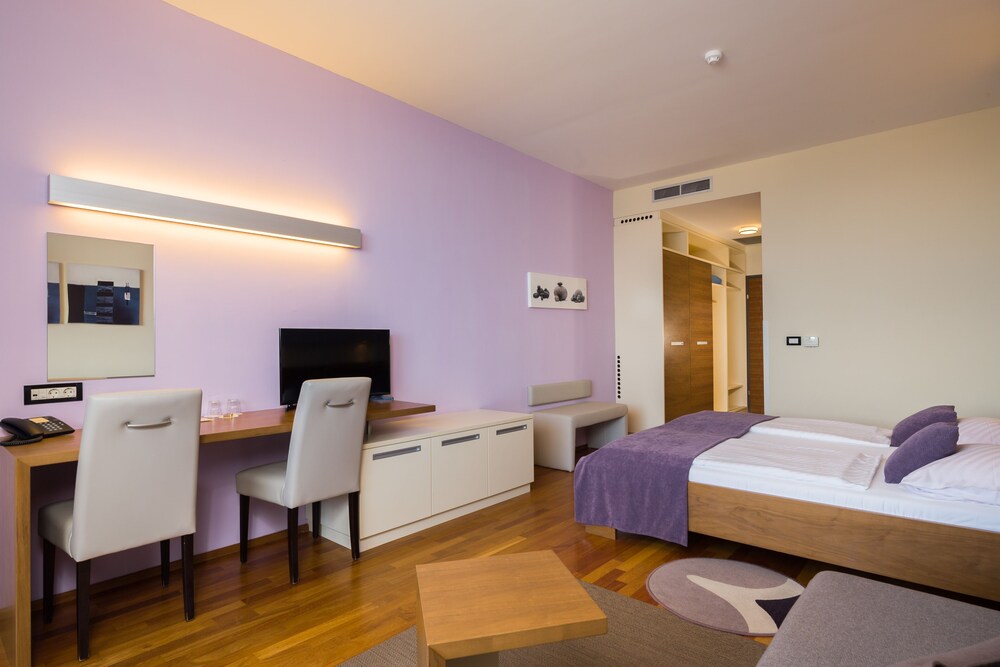 Milano - Stari Grad, Lesina - BRETANIDE Sport & Wellness Resort - All Inclusive
Milano - Stari Grad, Lesina - BRETANIDE Sport & Wellness Resort - All Inclusive
