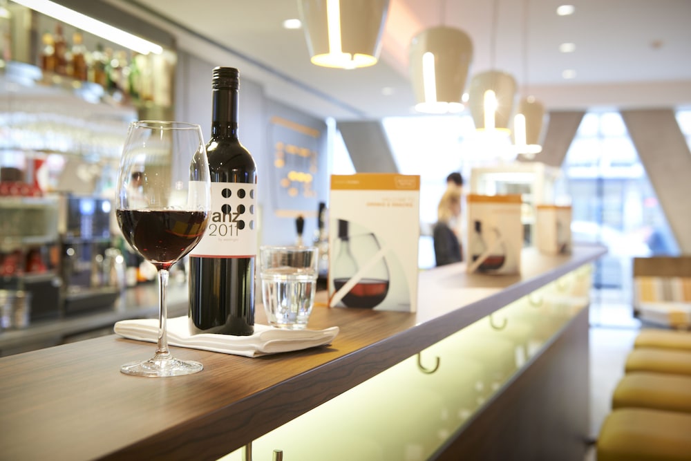 Torino - Vienna, Aeroporto Internazionale di Vienna - Simm's Hotel - cityhotel next to Metro U3 
Torino - Vienna, Aeroporto Internazionale di Vienna - Simm's Hotel - cityhotel next to Metro U3