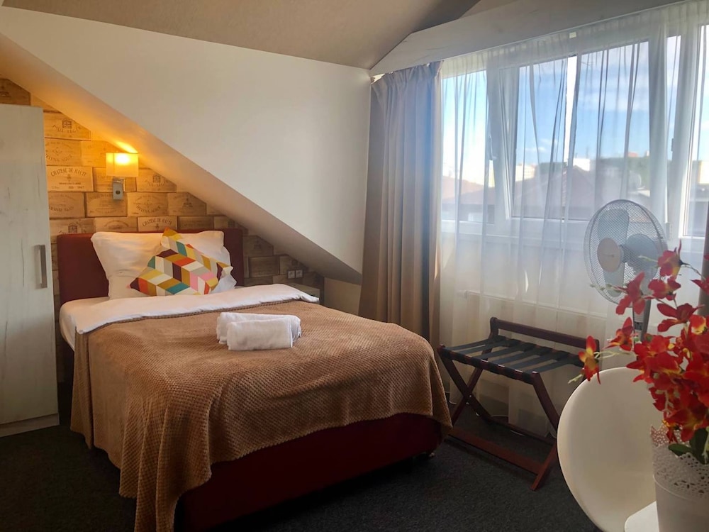 Firenze - Praga, Aeroporto Václav Havel - Grand Petit Hotel ex Shato Gesson
Firenze - Praga, Aeroporto Václav Havel - Grand Petit Hotel ex Shato Gesson