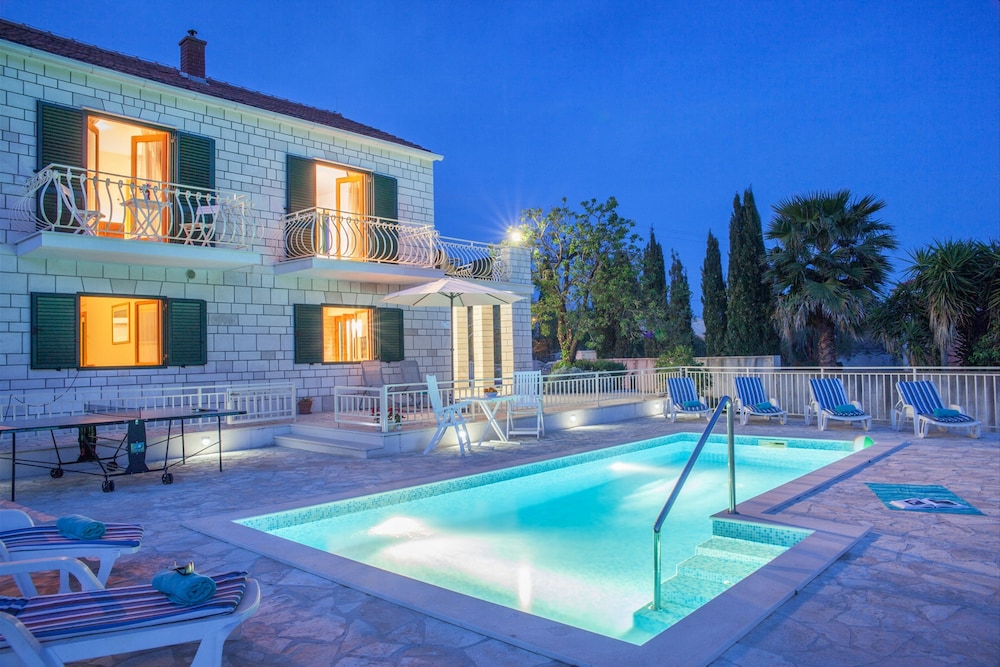 Roma - Selca, Brazza - Your Family Haven Villa Vjeka near the Sea in Charming Sumartin
Roma - Selca, Brazza - Your Family Haven Villa Vjeka near the Sea in Charming Sumartin
