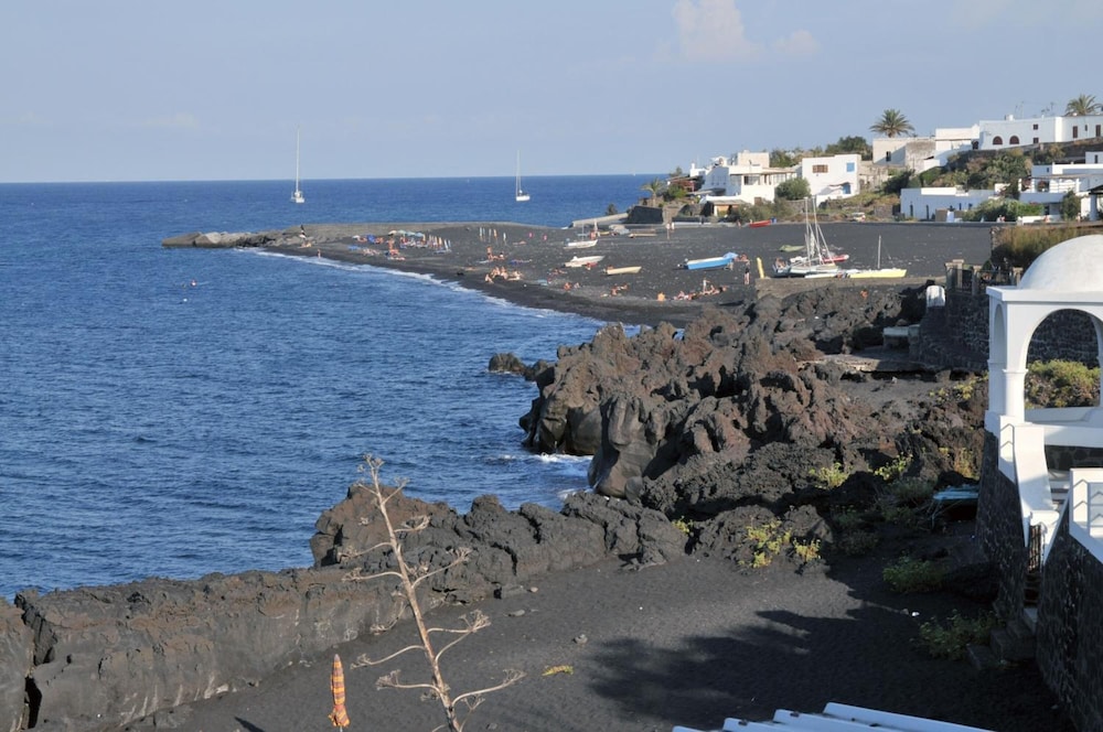 Bologna - Stromboli, Isole Eolie - Hotel Villaggio Stromboli - isola di Stromboli
Bologna - Stromboli, Isole Eolie - Hotel Villaggio Stromboli - isola di Stromboli