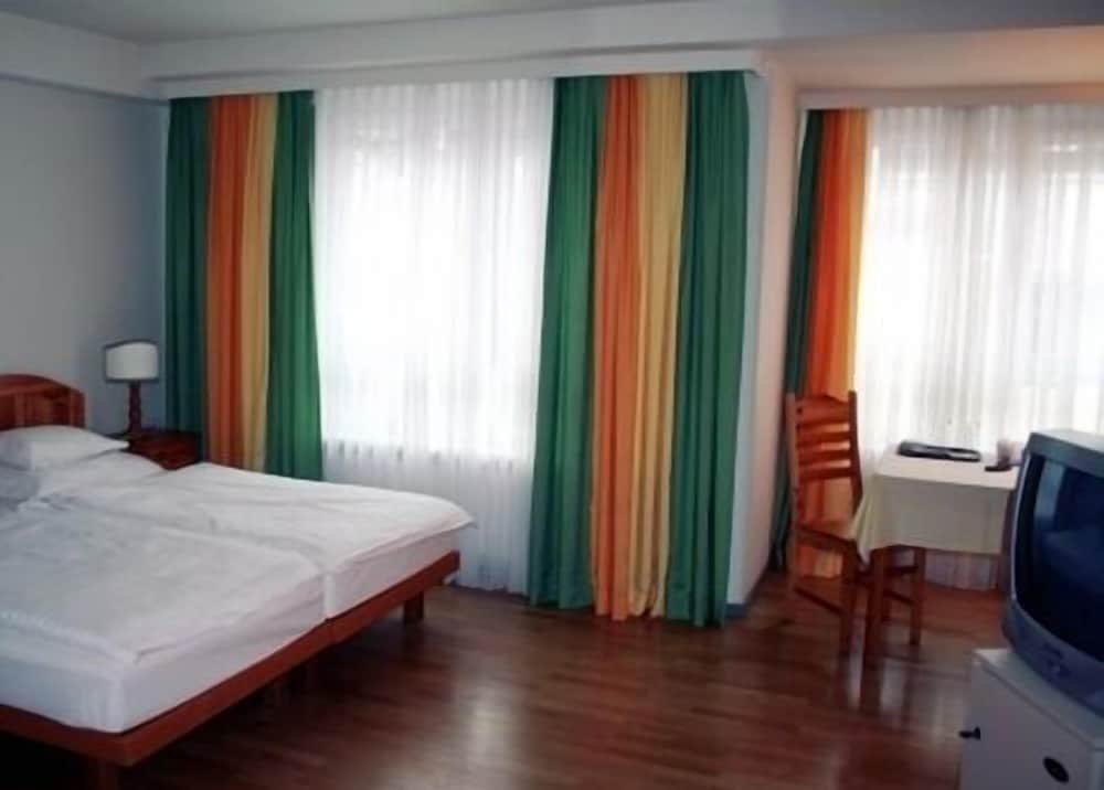 Napoli - Vienna, Aeroporto Internazionale di Vienna - Hotel Caroline
Napoli - Vienna, Aeroporto Internazionale di Vienna - Hotel Caroline