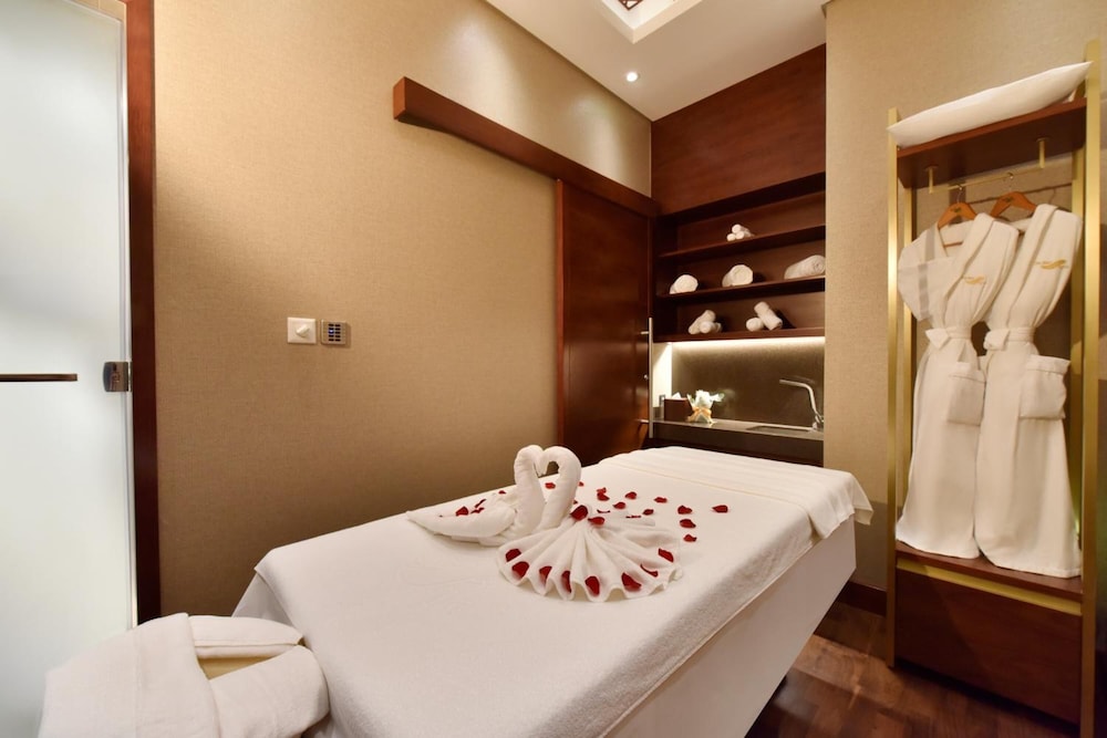 Milano - Amwaj Islands - Bahrain Airport Hotel Airside Hotel for Transiting and Departing Passengers only
Milano - Amwaj Islands - Bahrain Airport Hotel Airside Hotel for Transiting and Departing Passengers only