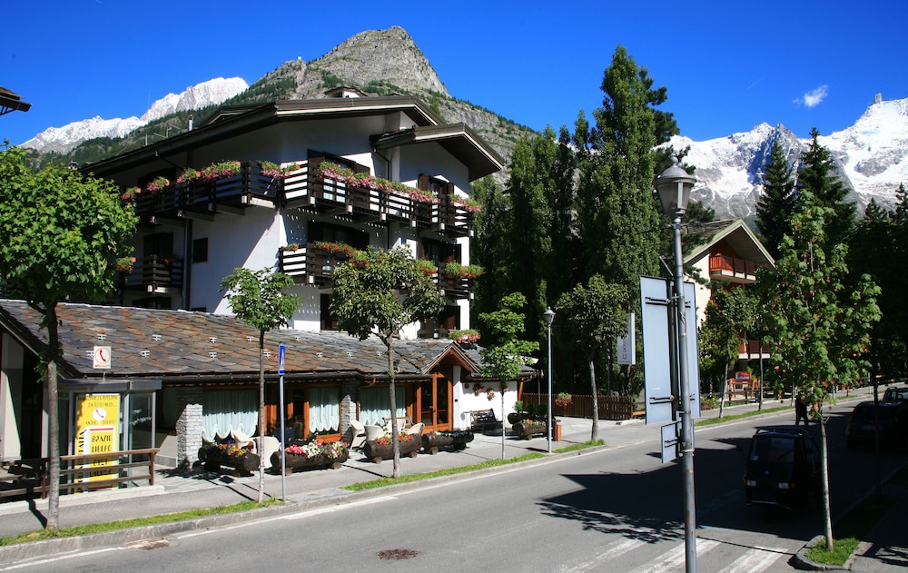 Roma - Valle d'Aosta, Montagna Italia - Hotel Les Jumeaux Courmayeur
Roma - Valle d'Aosta, Montagna Italia - Hotel Les Jumeaux Courmayeur