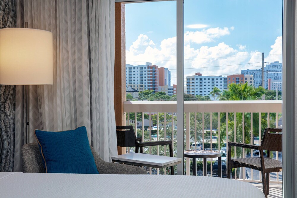 Roma - Hallandale Beach - Courtyard by Marriott Miami Aventura Mall
Roma - Hallandale Beach - Courtyard by Marriott Miami Aventura Mall