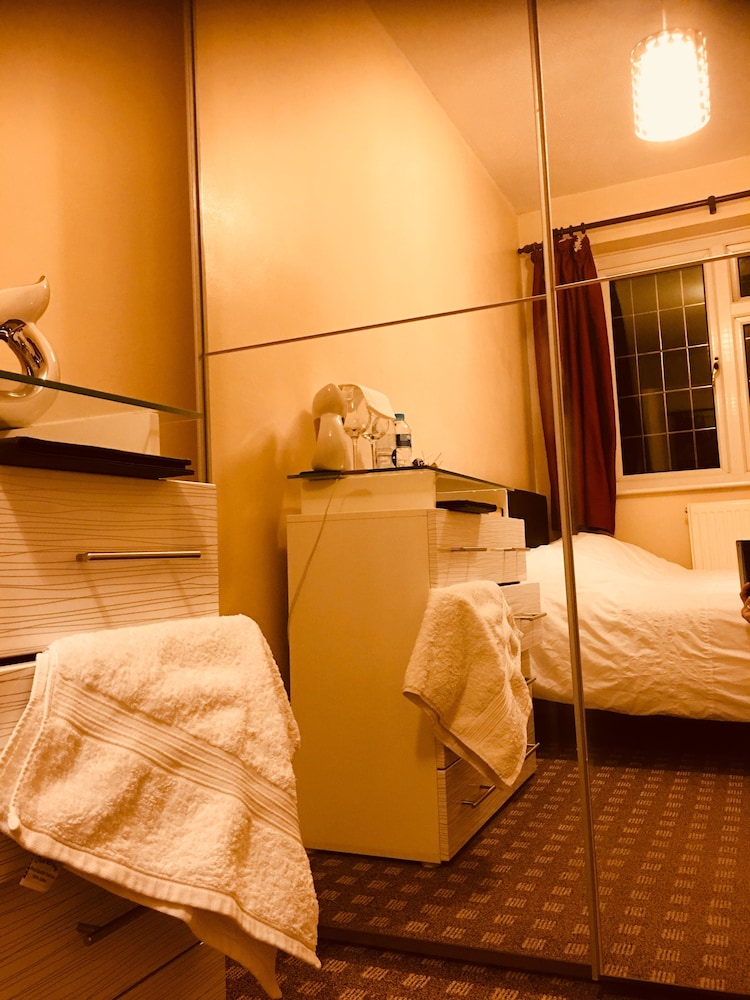 Catania - Londra, Aeroporto di London Heathrow - Bianca's House Hotel Heathrow Airport
Catania - Londra, Aeroporto di London Heathrow - Bianca's House Hotel Heathrow Airport