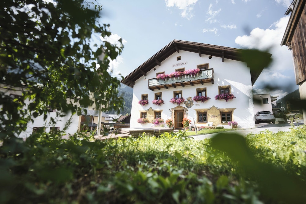 Roma - St Anton - Pension der Steinbock - das 300 Jahre alte Bauernhaus - TIROL
Roma - St Anton - Pension der Steinbock - das 300 Jahre alte Bauernhaus - TIROL