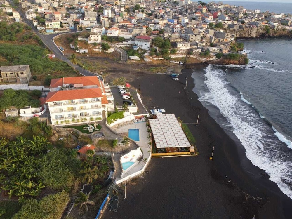 Milano - Calheta de São Miguel, Isola di Santiago - Hotel Restaurant Falucho Paradise Beach
Milano - Calheta de São Miguel, Isola di Santiago - Hotel Restaurant Falucho Paradise Beach