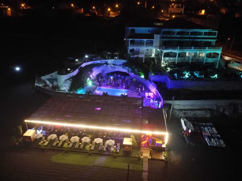 Roma - Calheta de São Miguel, Isola di Santiago - Hotel Restaurant Falucho Paradise Beach
Roma - Calheta de São Miguel, Isola di Santiago - Hotel Restaurant Falucho Paradise Beach