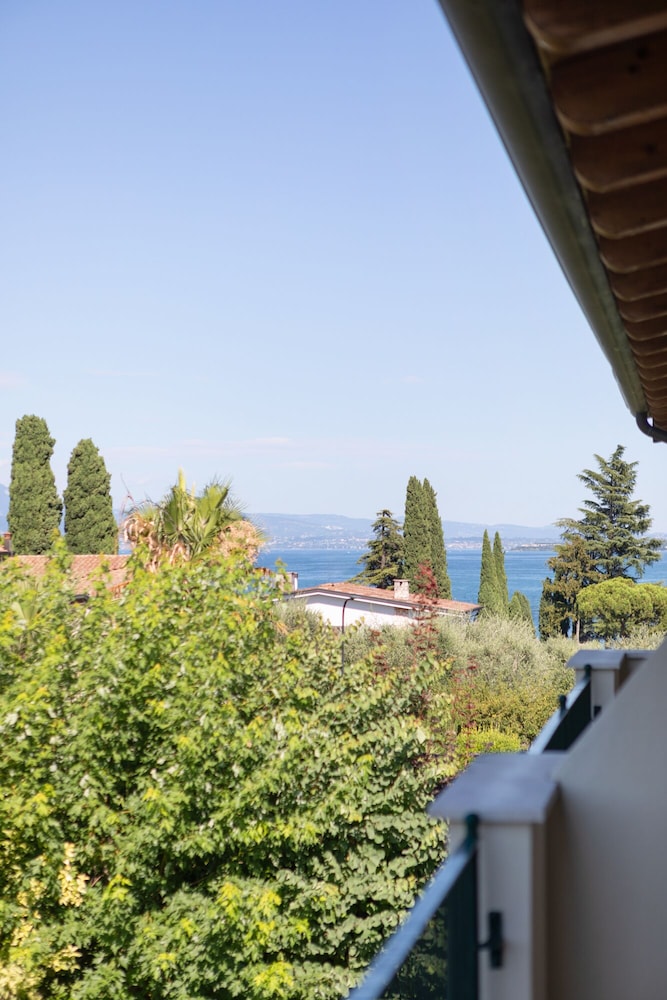 Cagliari - Desenzano del Garda - Le Terrazze sul Lago Hotel & Residence
Cagliari - Desenzano del Garda - Le Terrazze sul Lago Hotel & Residence