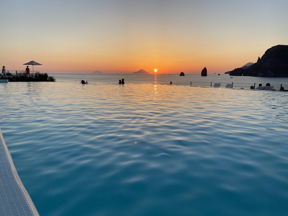 Palermo - Isole Eolie, Sicilia - Therasia Resort Sea and SPA - The Leading Hotels of the World
Palermo - Isole Eolie, Sicilia - Therasia Resort Sea and SPA - The Leading Hotels of the World