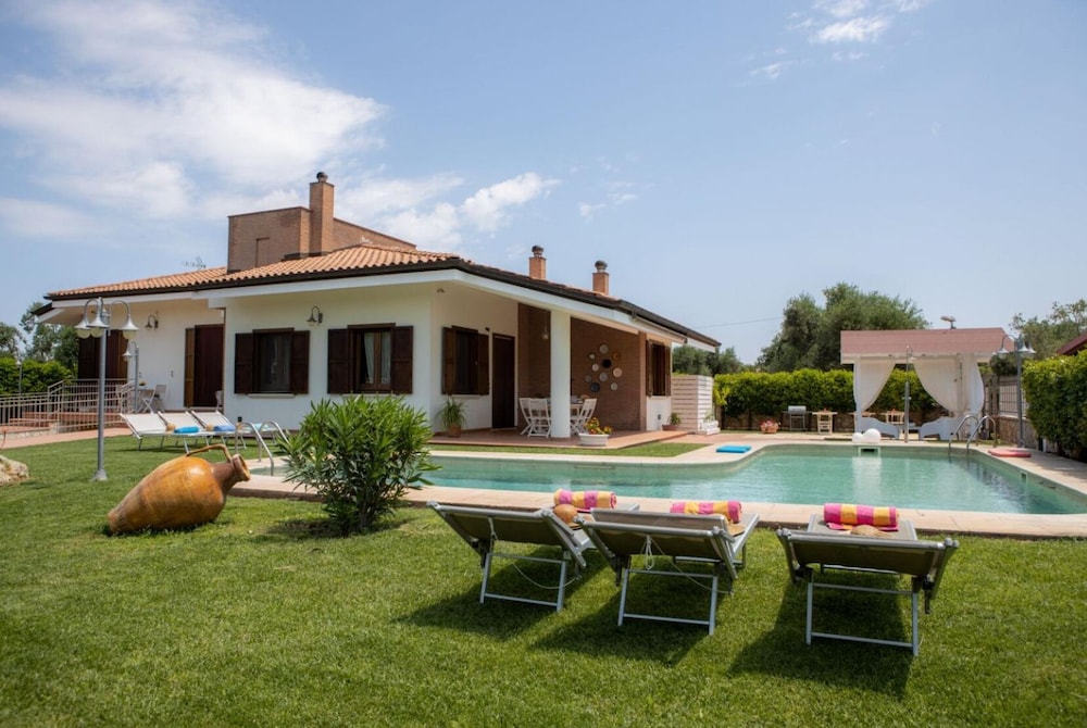 Milano - San Vito dei Normanni - Villa indipendente con piscina privata by Pugliadamare
Milano - San Vito dei Normanni - Villa indipendente con piscina privata by Pugliadamare