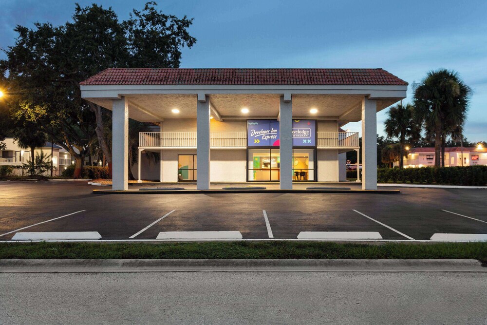 Roma - Lake Buena Vista - Developer Inn Express Fundamental, a Travelodge by Wyndham
Roma - Lake Buena Vista - Developer Inn Express Fundamental, a Travelodge by Wyndham