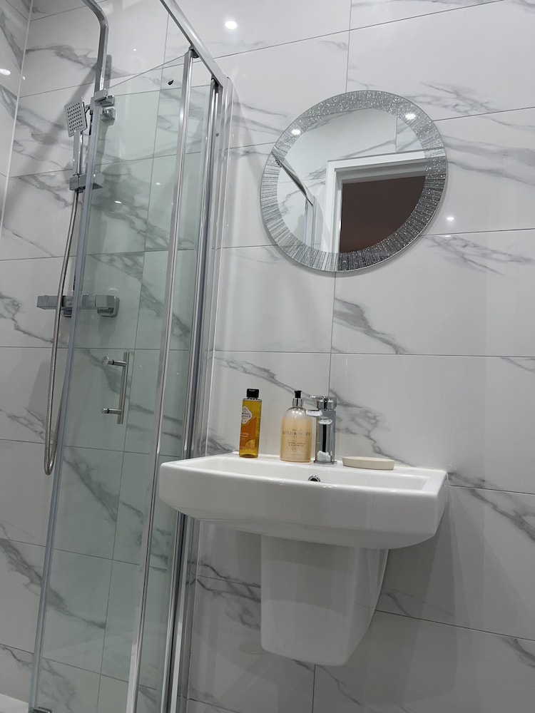 Catania - Twickenham - MIA Residence - Entire Studio apartment - City View - London - Next to Ealing Broadway Station
Catania - Twickenham - MIA Residence - Entire Studio apartment - City View - London - Next to Ealing Broadway Station