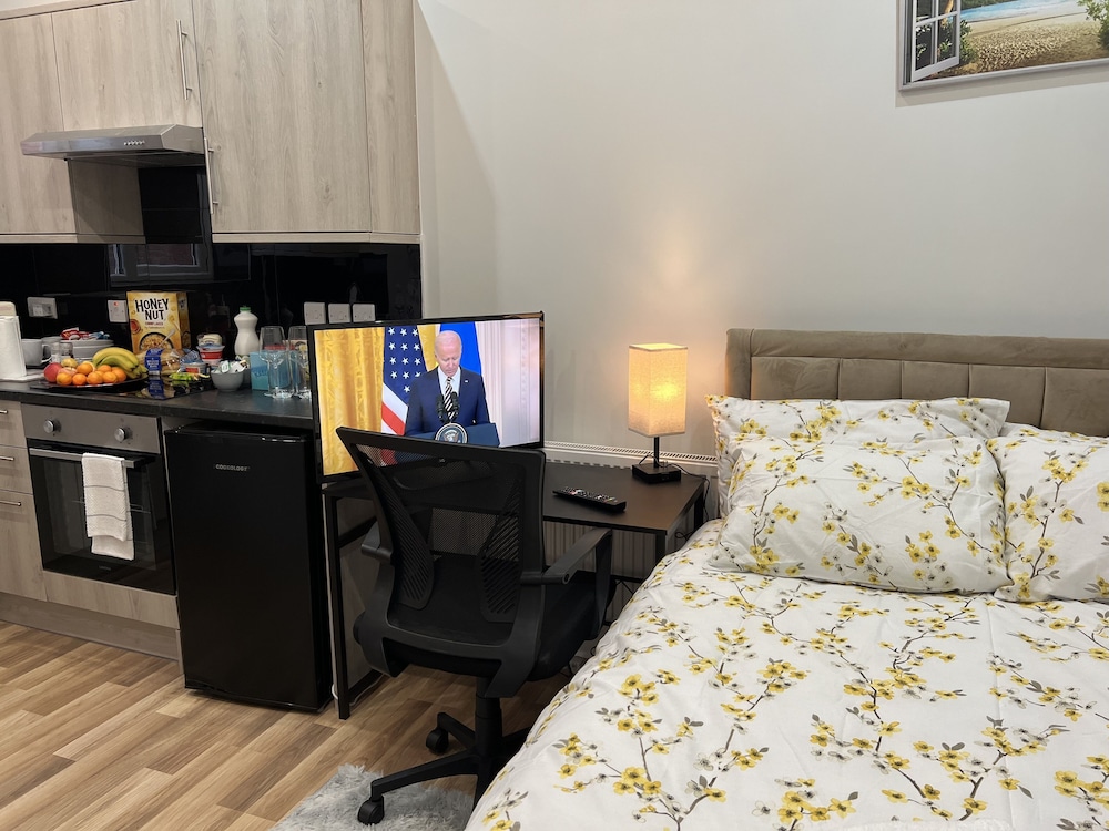 Bari - Hounslow - MIA Residence - Entire Studio apartment - City View - London - Next to Ealing Broadway Station
Bari - Hounslow - MIA Residence - Entire Studio apartment - City View - London - Next to Ealing Broadway Station