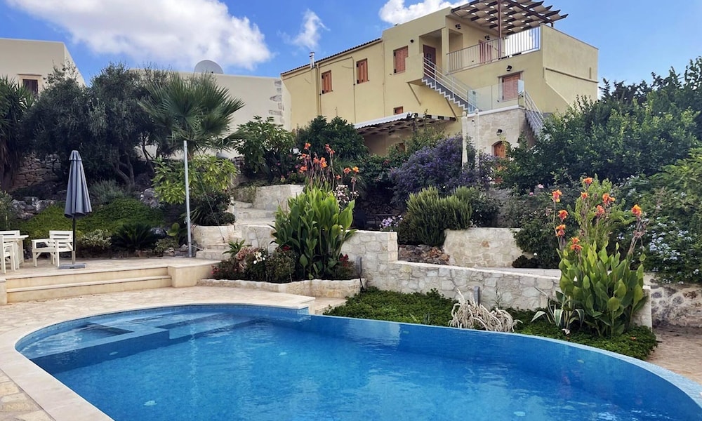 Bari - Georgioupoli - Small village, 2 houses together for 2 families
Bari - Georgioupoli - Small village, 2 houses together for 2 families