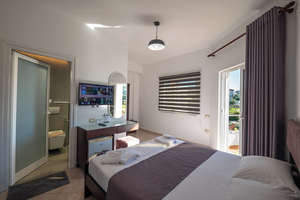 Milano - Ksamil - Hotel Mariksel 
Milano - Ksamil - Hotel Mariksel