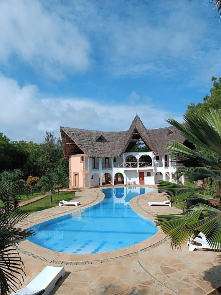 Milano - Kenya - costa di Mombasa, Oceano Indiano - Raquel's Bliss Hotel Diani
Milano - Kenya - costa di Mombasa, Oceano Indiano - Raquel's Bliss Hotel Diani