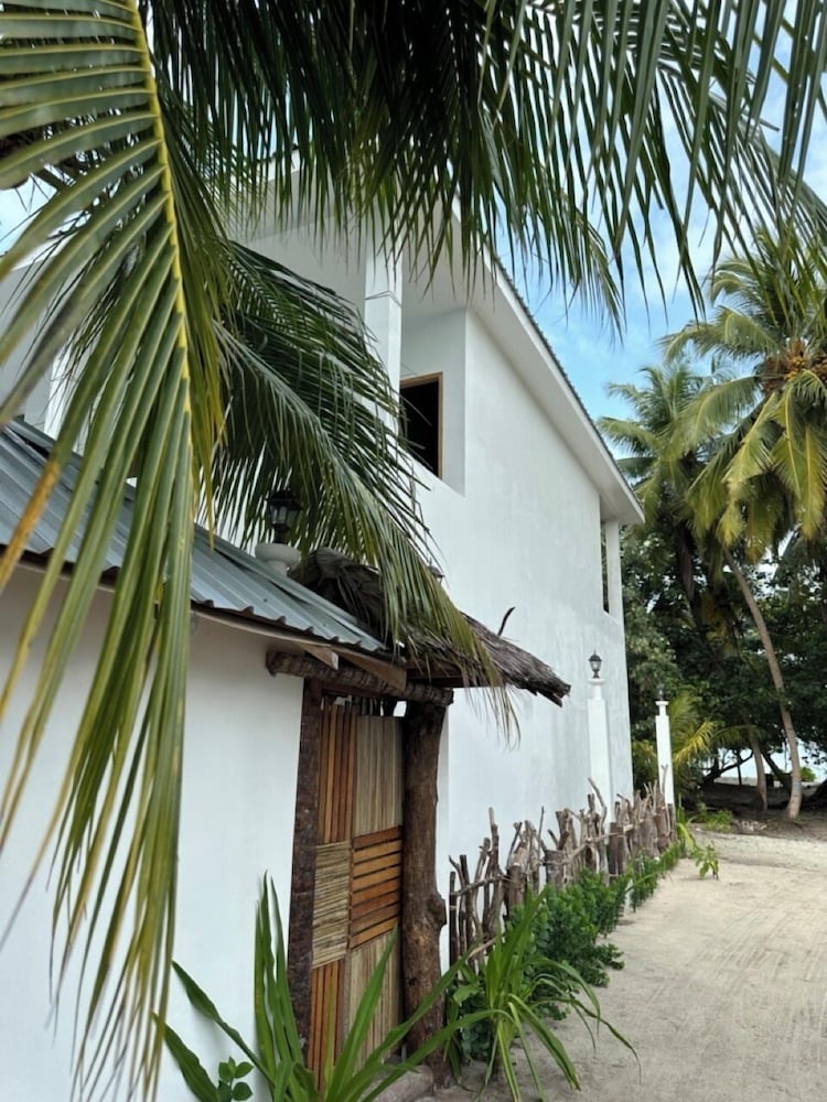 Bari - Isola di Nalaguraidhoo - Sun Island - Dive and Sleep - All Inclusive Diving Guesthouse - 3 Dives per day
Bari - Isola di Nalaguraidhoo - Sun Island - Dive and Sleep - All Inclusive Diving Guesthouse - 3 Dives per day