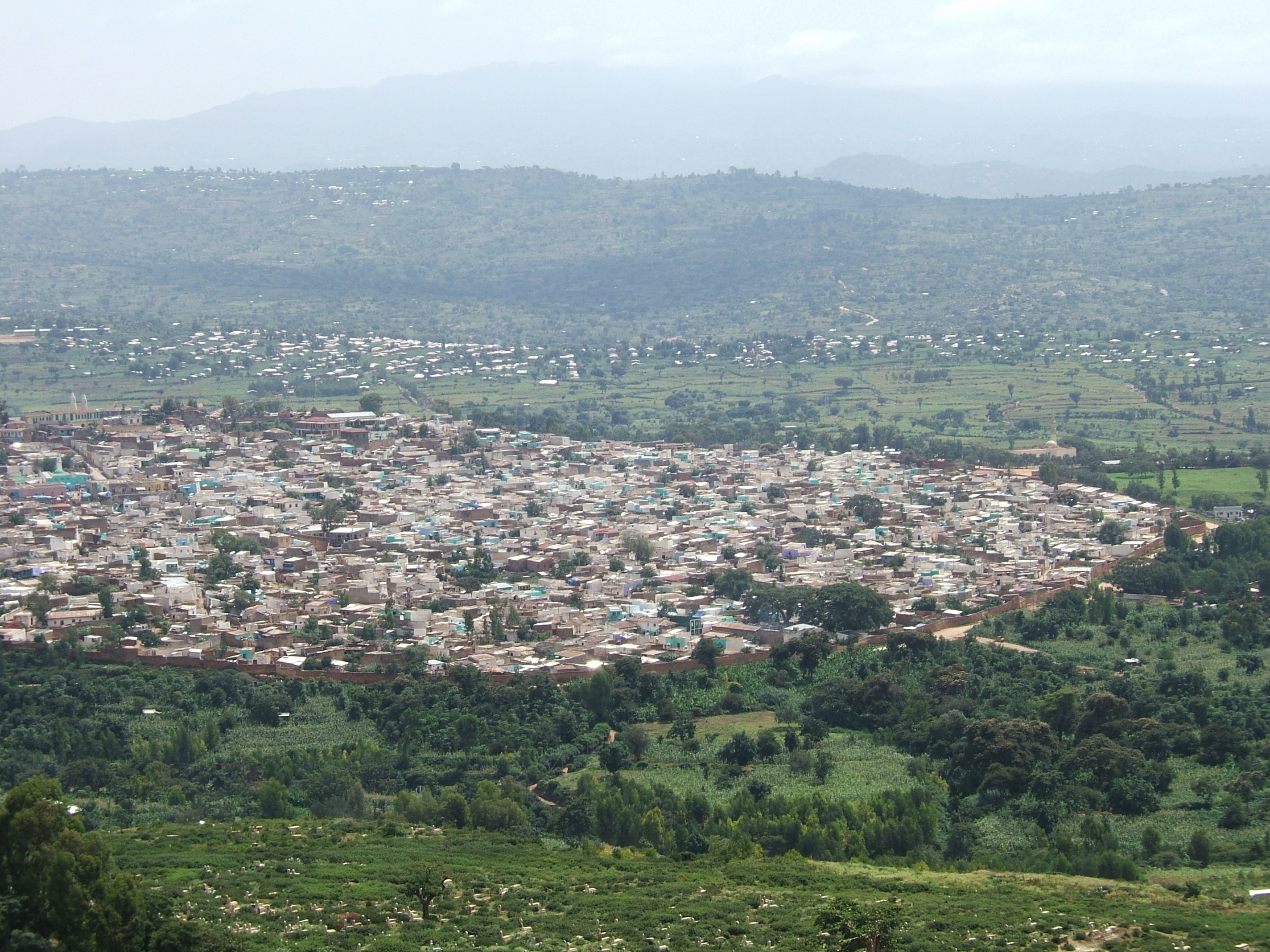 Town_of_Harar_with_Citywall