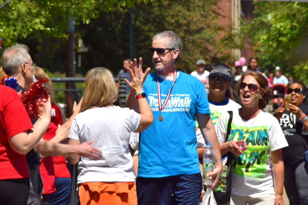 Teamwalk survivors hi-fiving