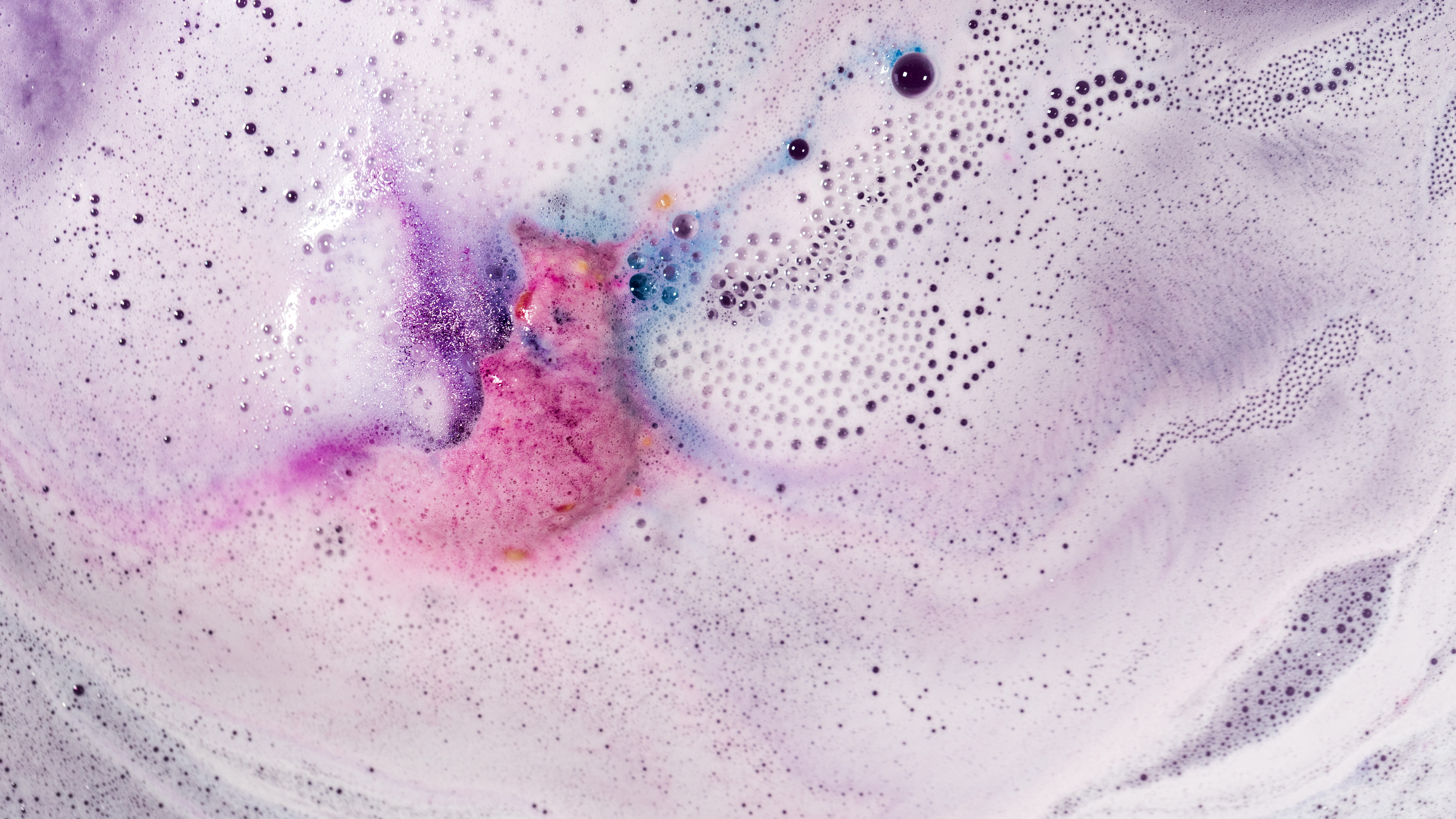 lush relaxing bath bomb