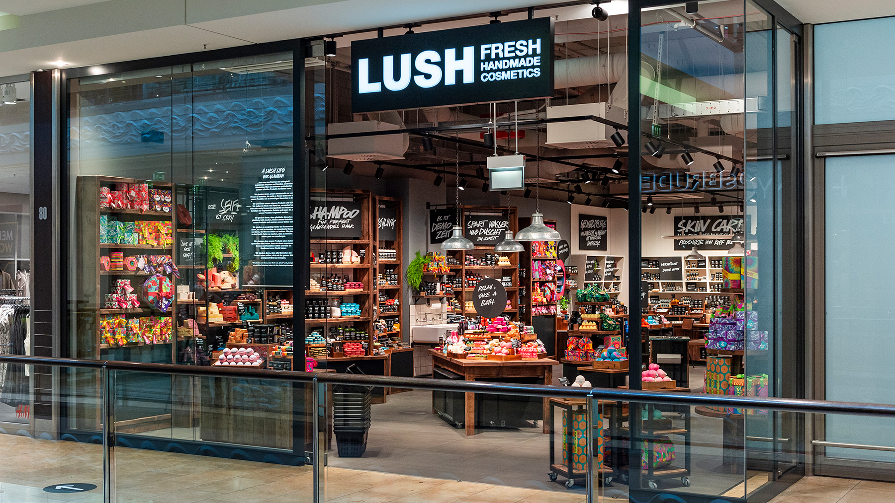 Essen Limbecker Platz Shop Lush Deutschland Lush is a british cosmetics retailer, which is headquartered in poole, united kingdom. lush