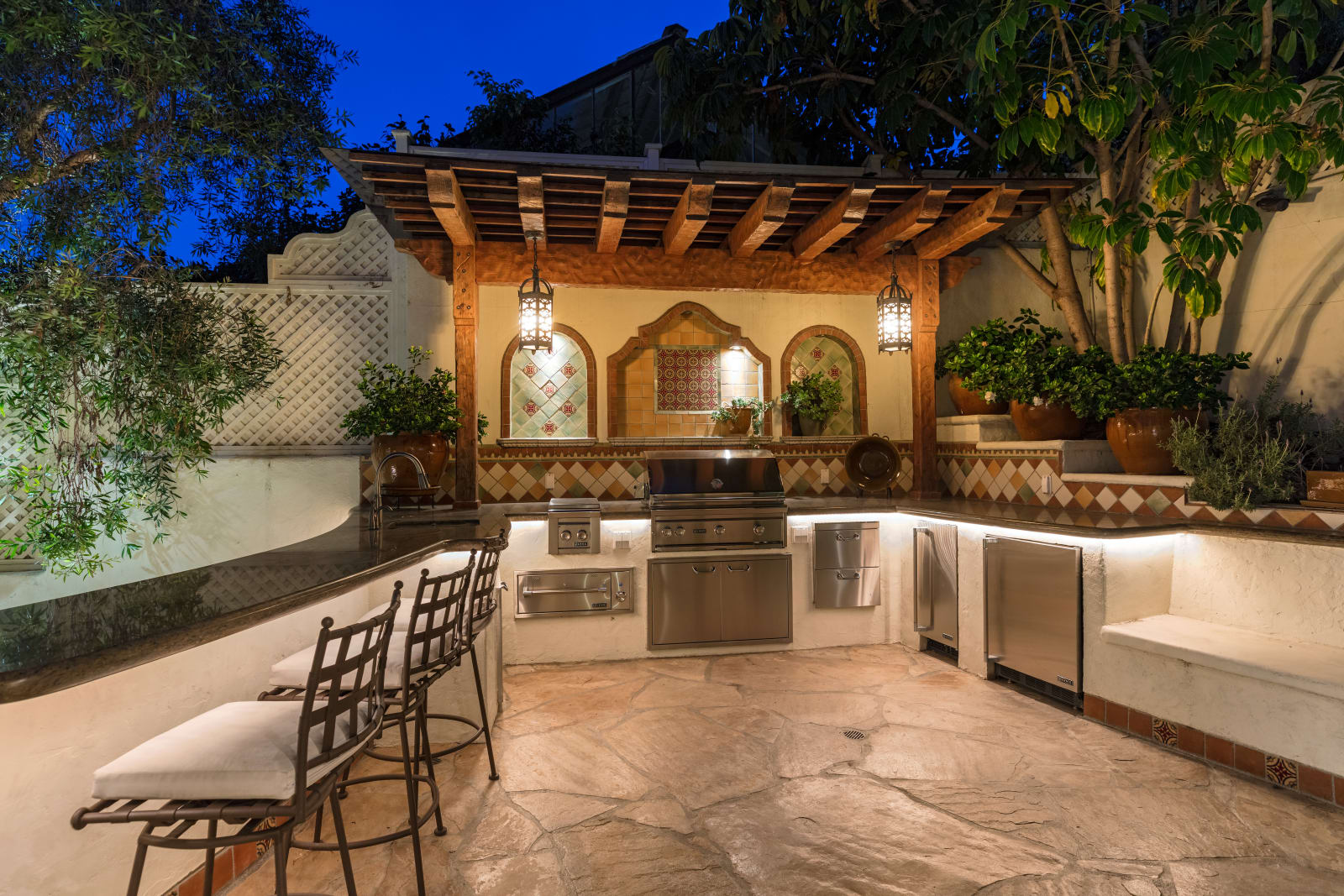 Dine Al Fresco this Fourth of July in These Incredible Outdoor Kitchens