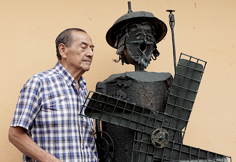 Fotografía de El escultor Manuel Velasteguí, con muestra por aniversario