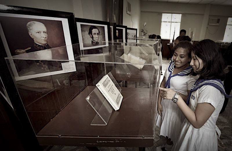 Fotografía de Historia llega a colegios con museo itinerante
