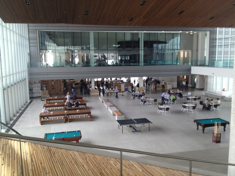 Cafeteria at Adobe Lehi officeのカフェテリア(下)とジム(上)