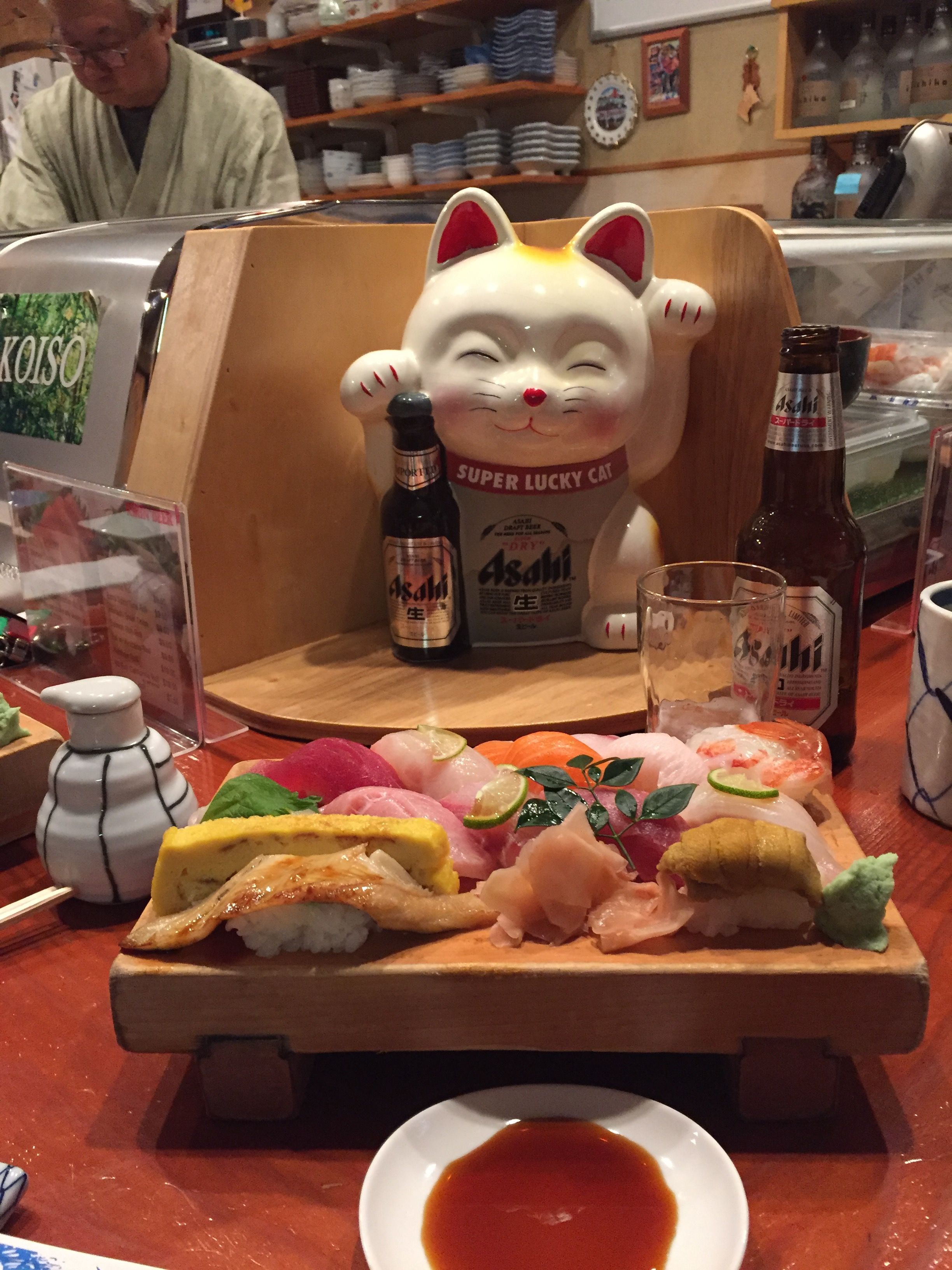 Omakase,亦即『廚師發辦』。攝於位於茂宜基黑的 Koiso Sushi Bar。店面很小,我們去了之後才發覺一般需要預訂。但我們運氣很好剛好有一桌人沒來。來這裏就餐的似乎主要都是日本人,店主和師傅跟他們都是日本交流的。Omakase 大約要 $50-$60 一個人。